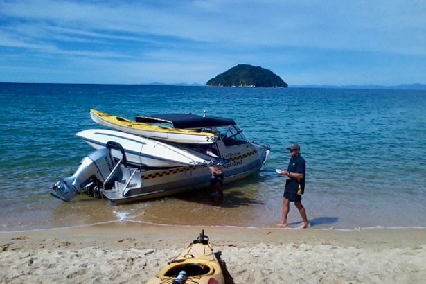 Bivouac en kayak dans la baie de Tasman en Nouvelle-Zélande