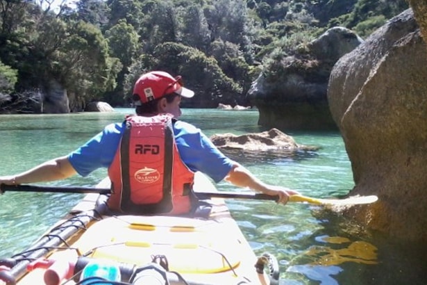 Bivouac en kayak dans la baie de Tasman en Nouvelle-Zélande